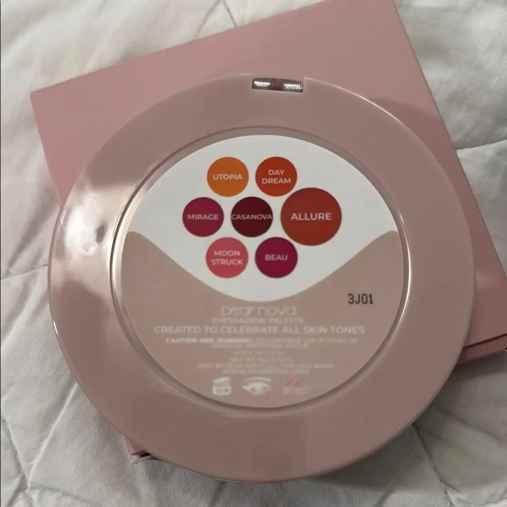 Pear Nova Eyeshadow Palette with Voile Dito lasting makeup fix mist
